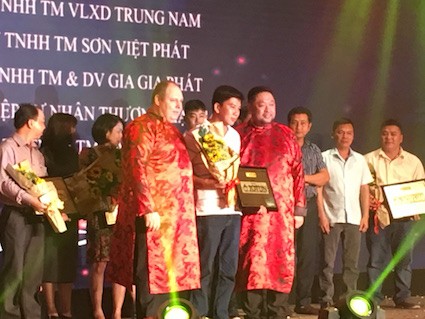 Công ty Trung Nam đón nhận "Đại lý bán hàng xuất sắc 2016" của Jotun 